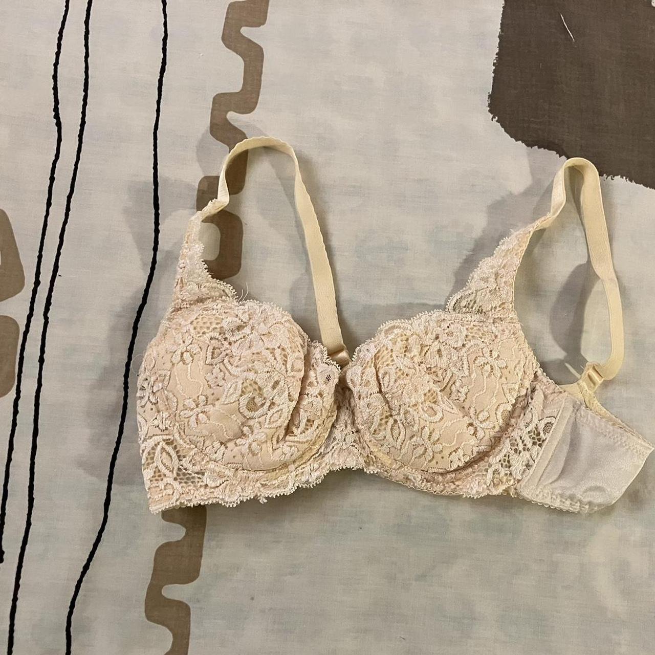 Vintage Lace Bra🎀 No tags but fits like a 32/34... - Depop