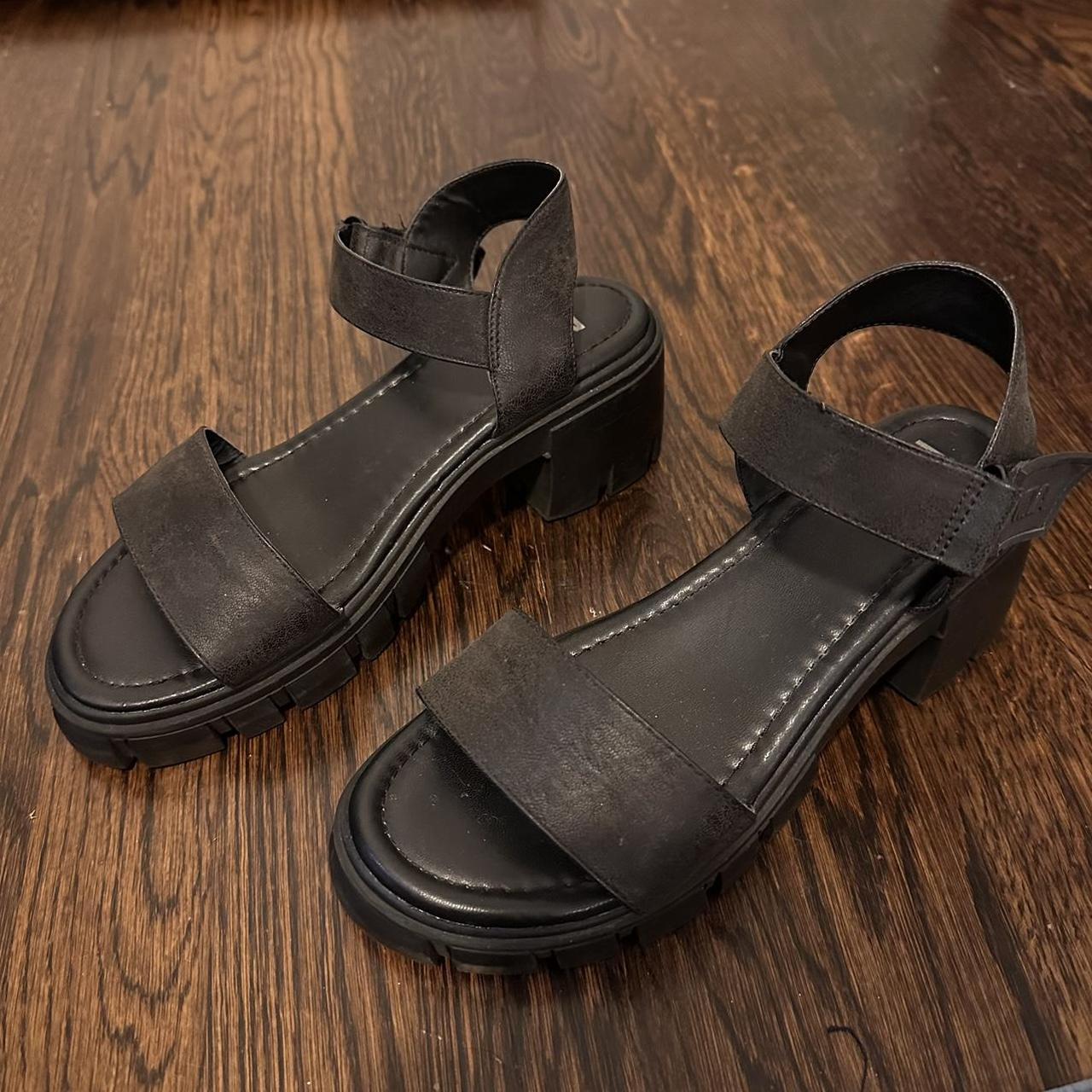 Mia deals black sandals