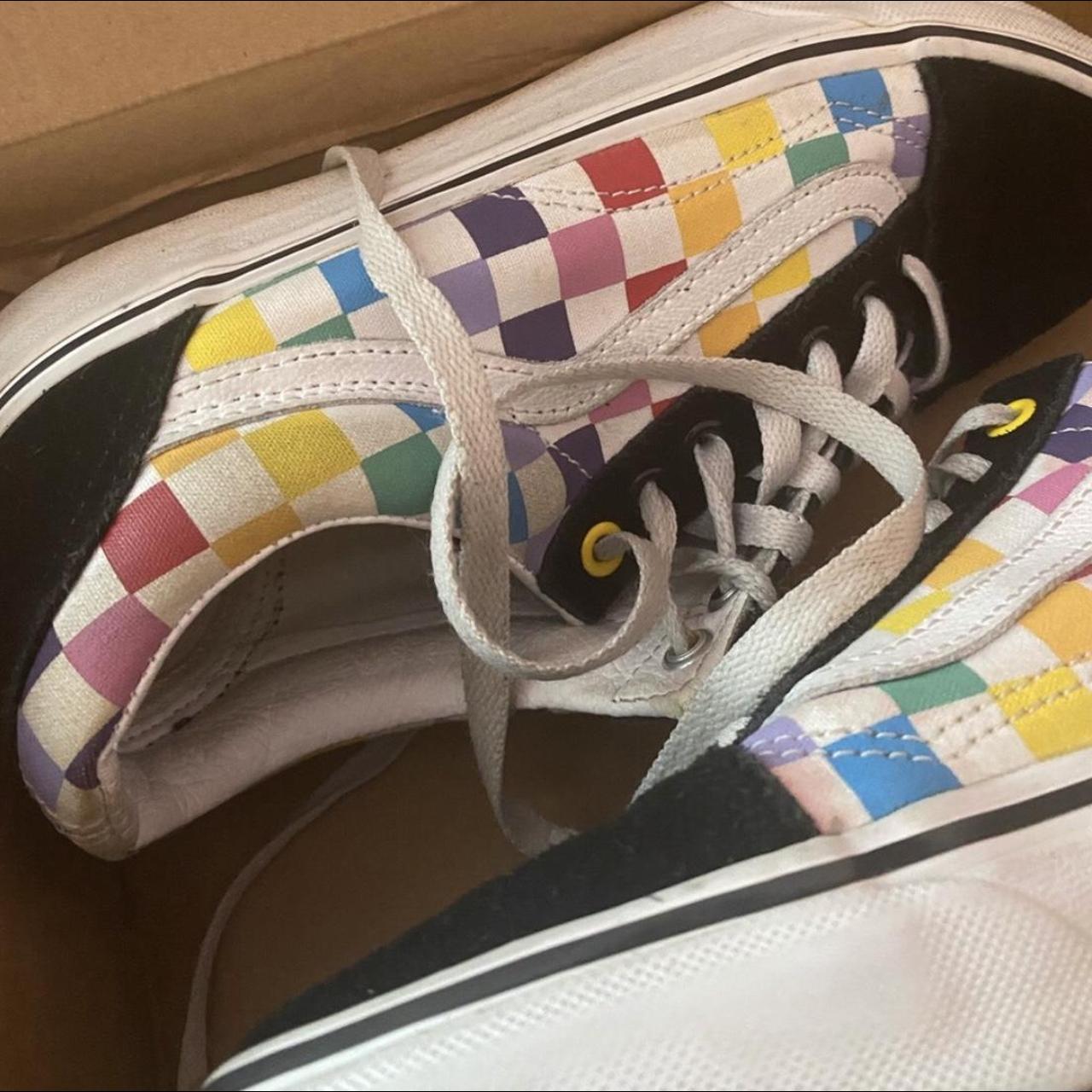 Outfits with rainbow hot sale checkered vans