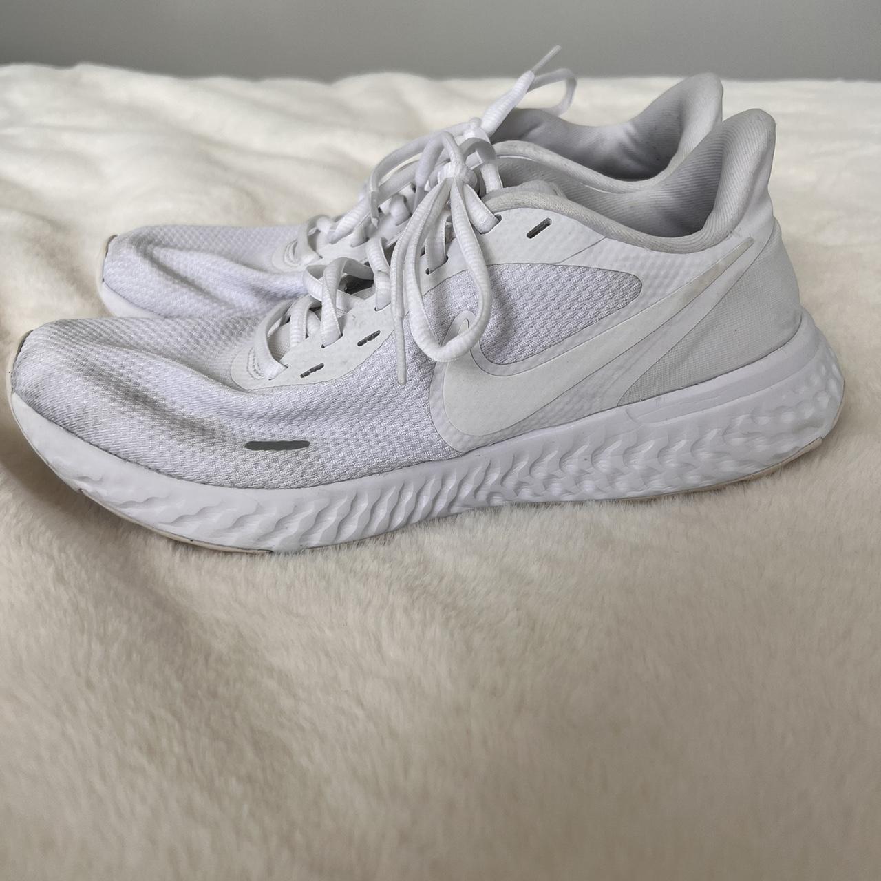 white plain nike shoes