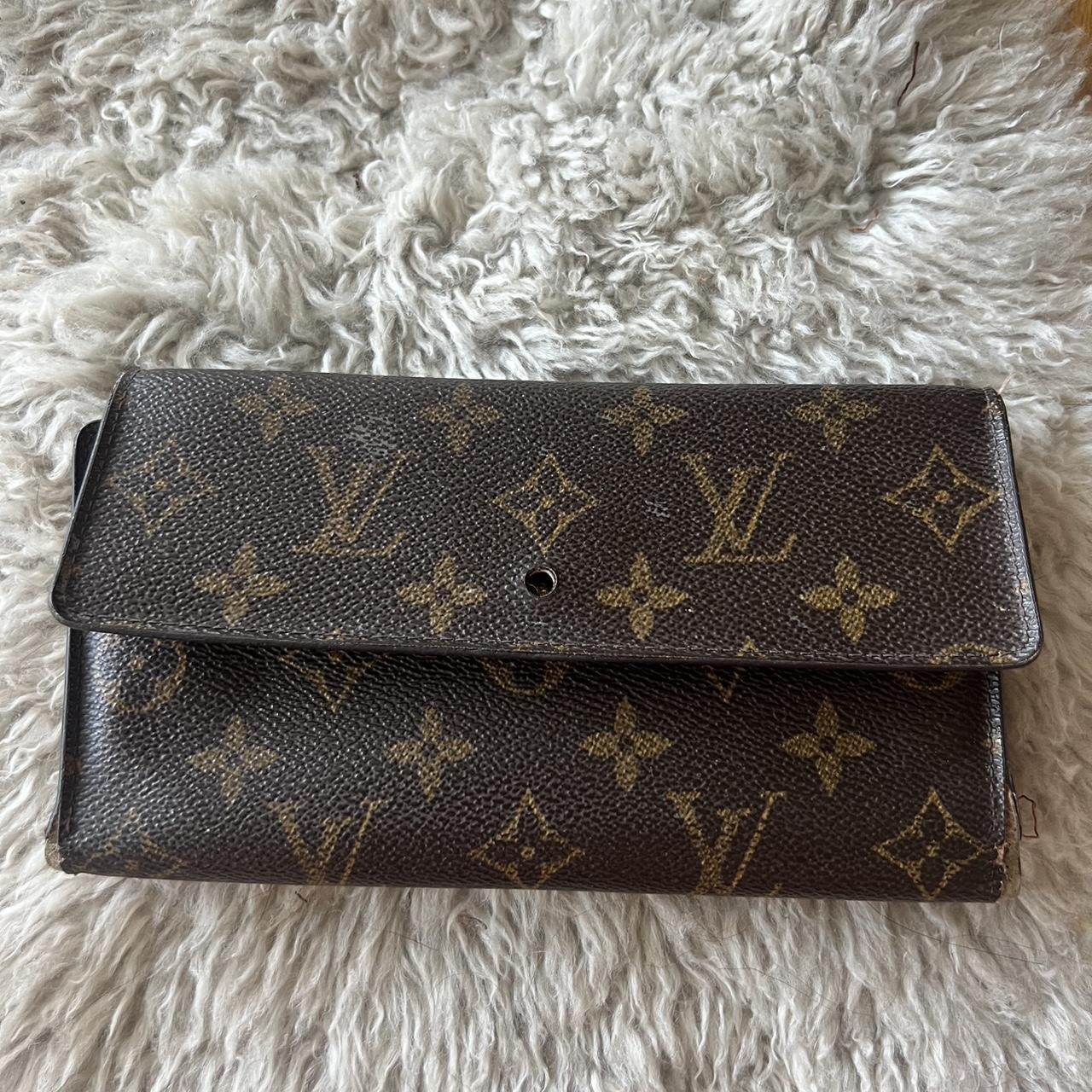 louis Vuitton wallet it stays closed but its missing - Depop