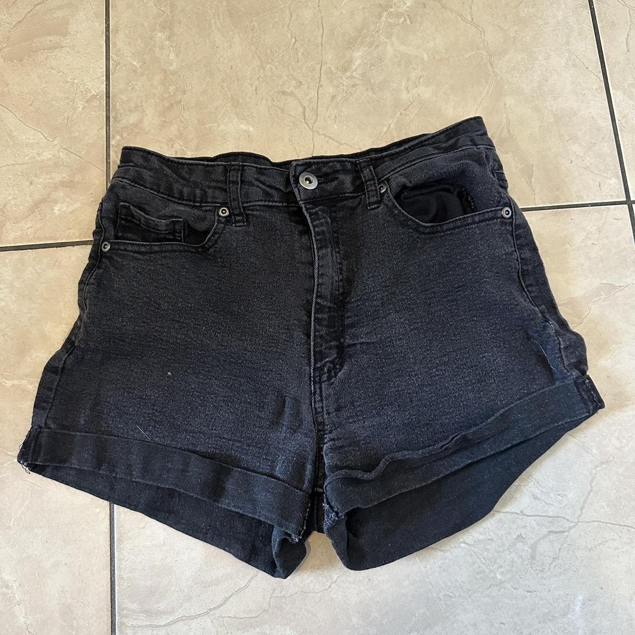 Forever 21 store black denim shorts