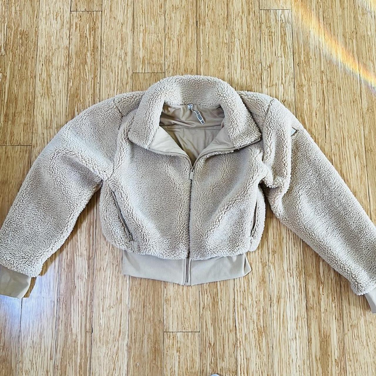 ALO SHERPA JACKET SIZE SMALL Super cozy and soft.... Depop