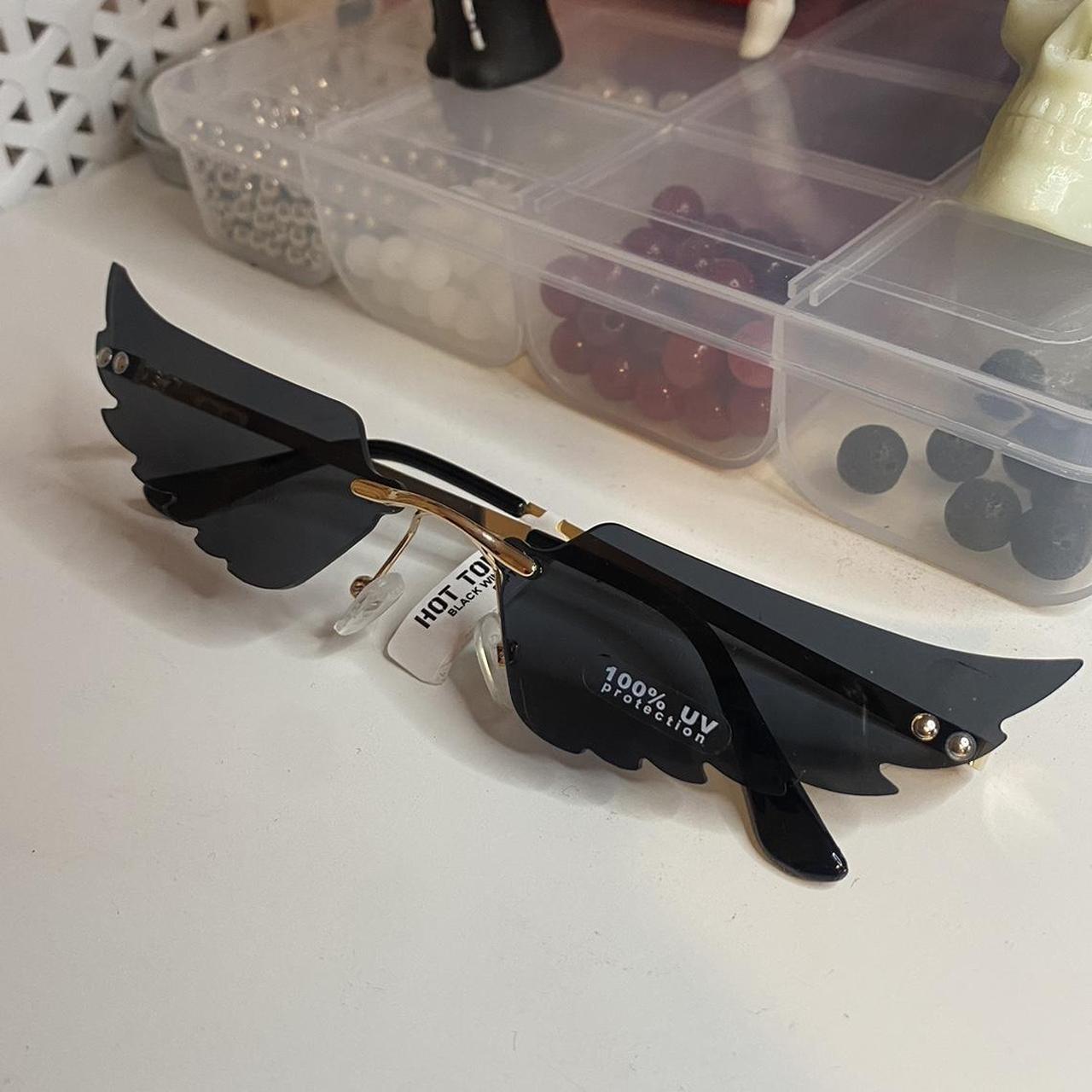Hot Topic Women's Black and Silver Sunglasses (2)