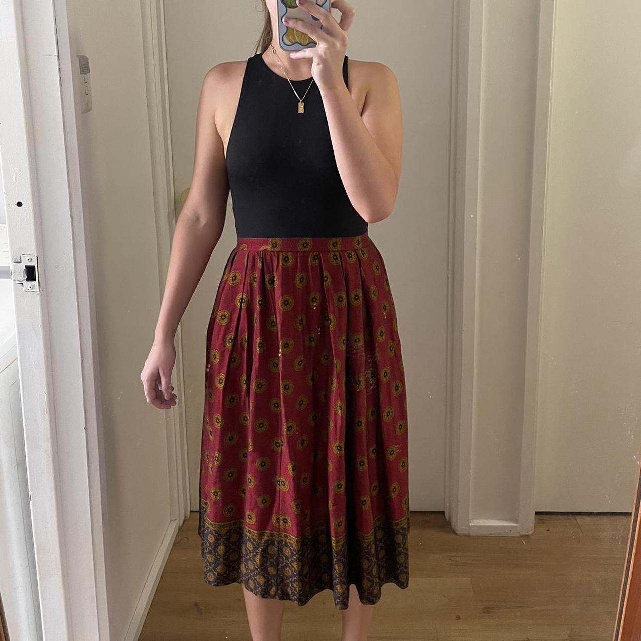 Midi red skirt - Depop