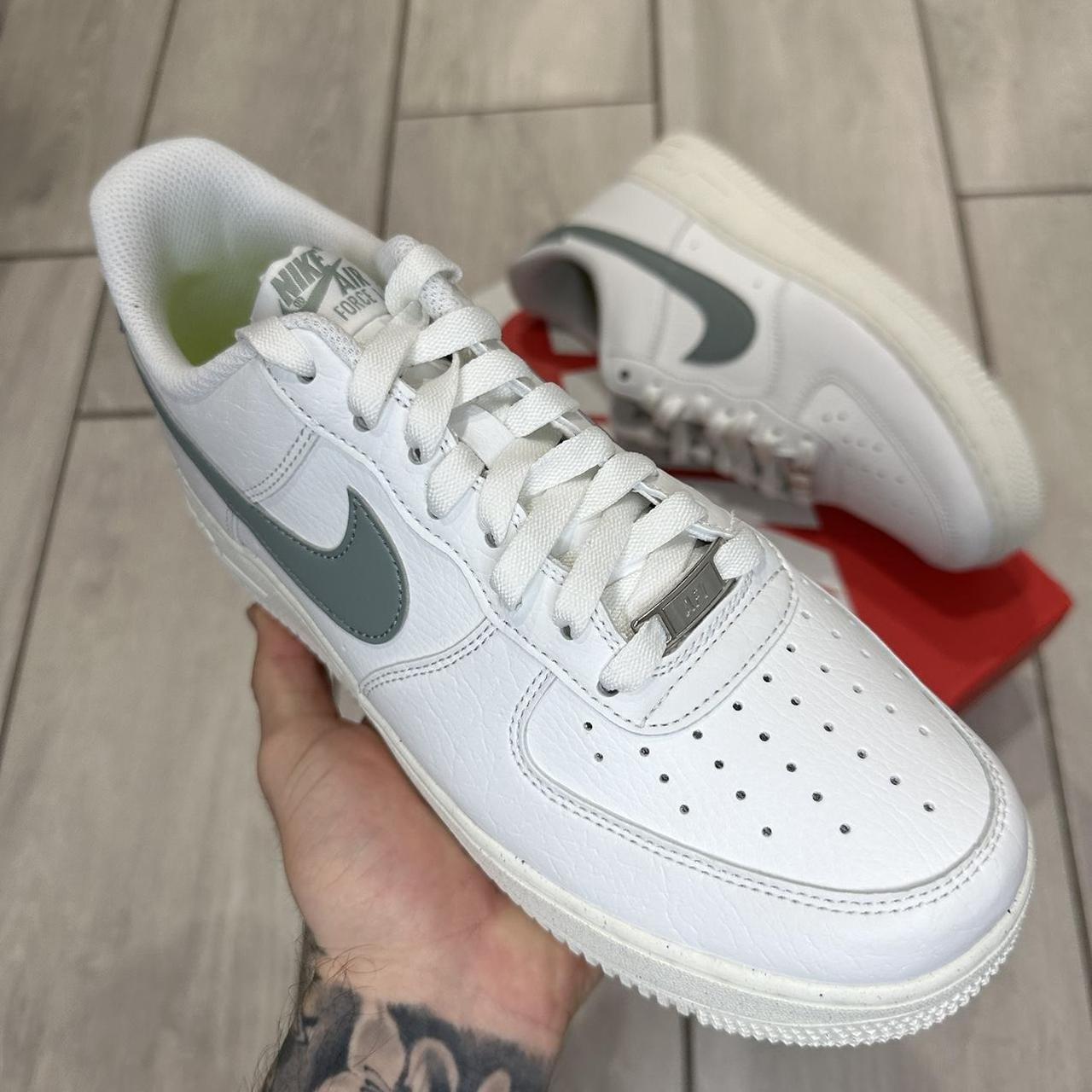 Nike Women's White and Green Trainers | Depop