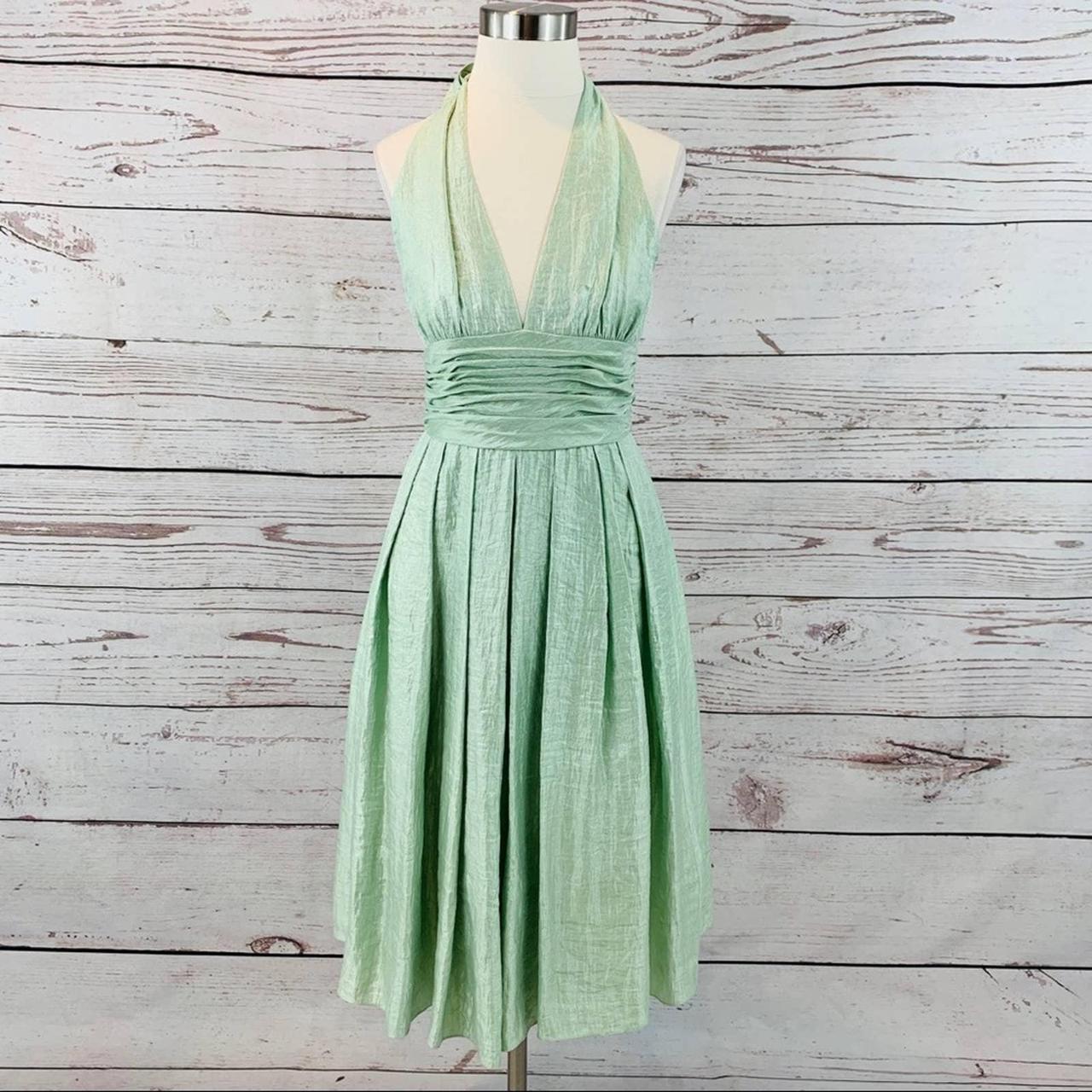 This Adrianna Papell dress is a stunning green Depop