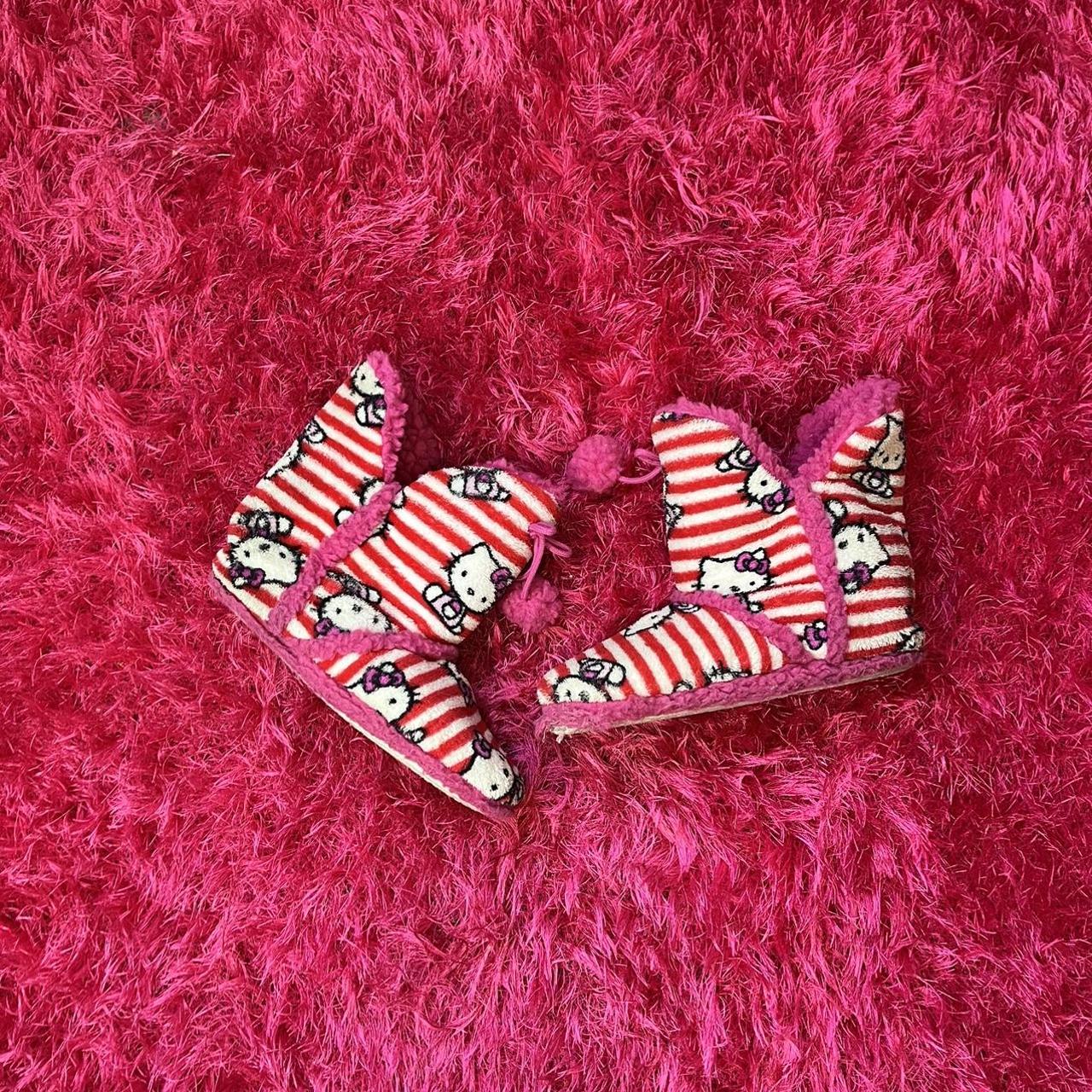 adorable 2000s fuzzy hello kitty booties💞 these are...
