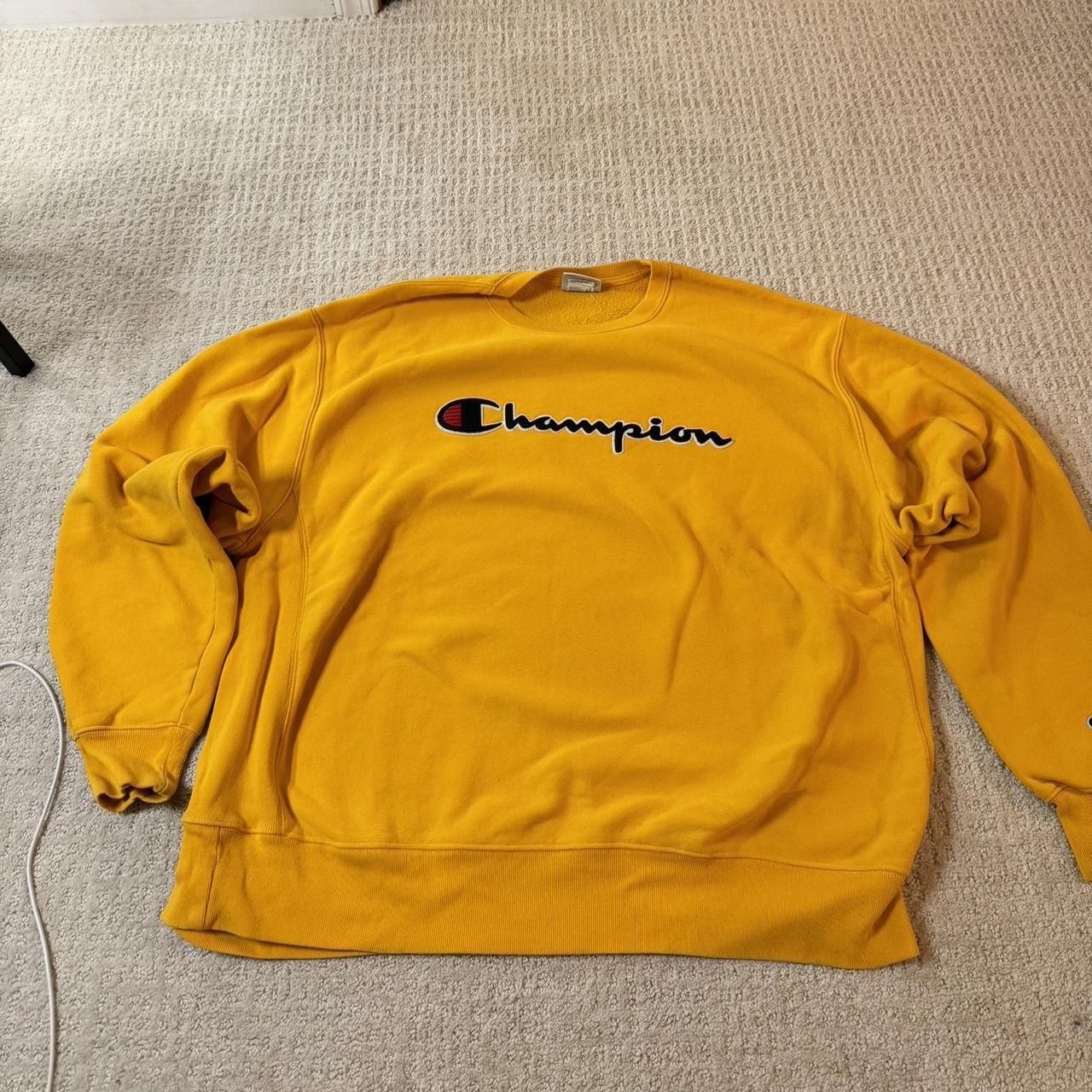 Champion sweater logo yellow hotsell