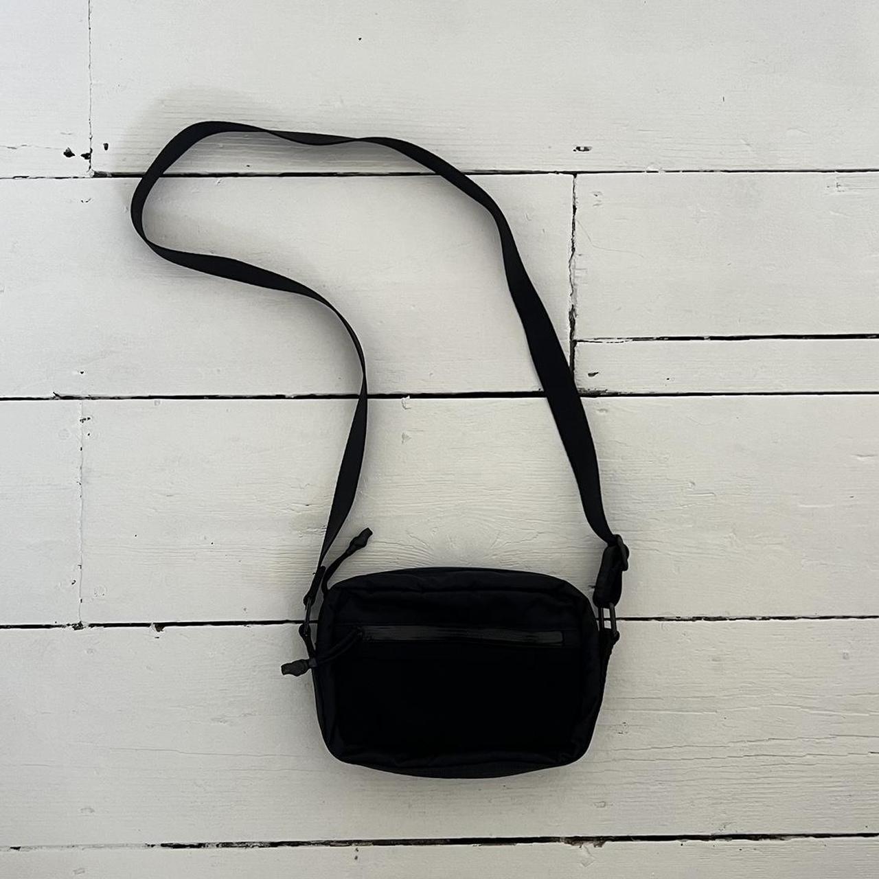 美品arketブラックレザーショルダーバッグ ARKET レザーショルダーバッグ 美品arketブラックレザーショルダー