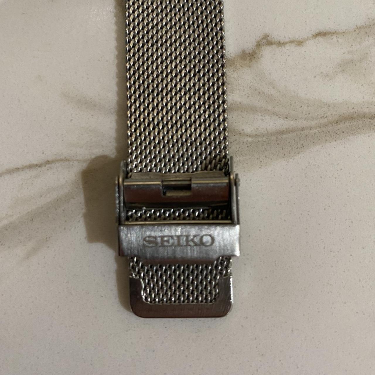 Seiko Men's Grey and Silver Watch (3)
