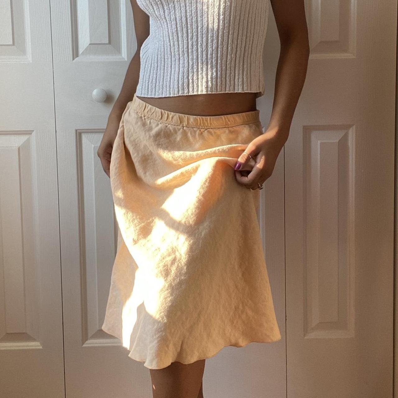 This gorgeous peach midi skirt is perfect for any... - Depop