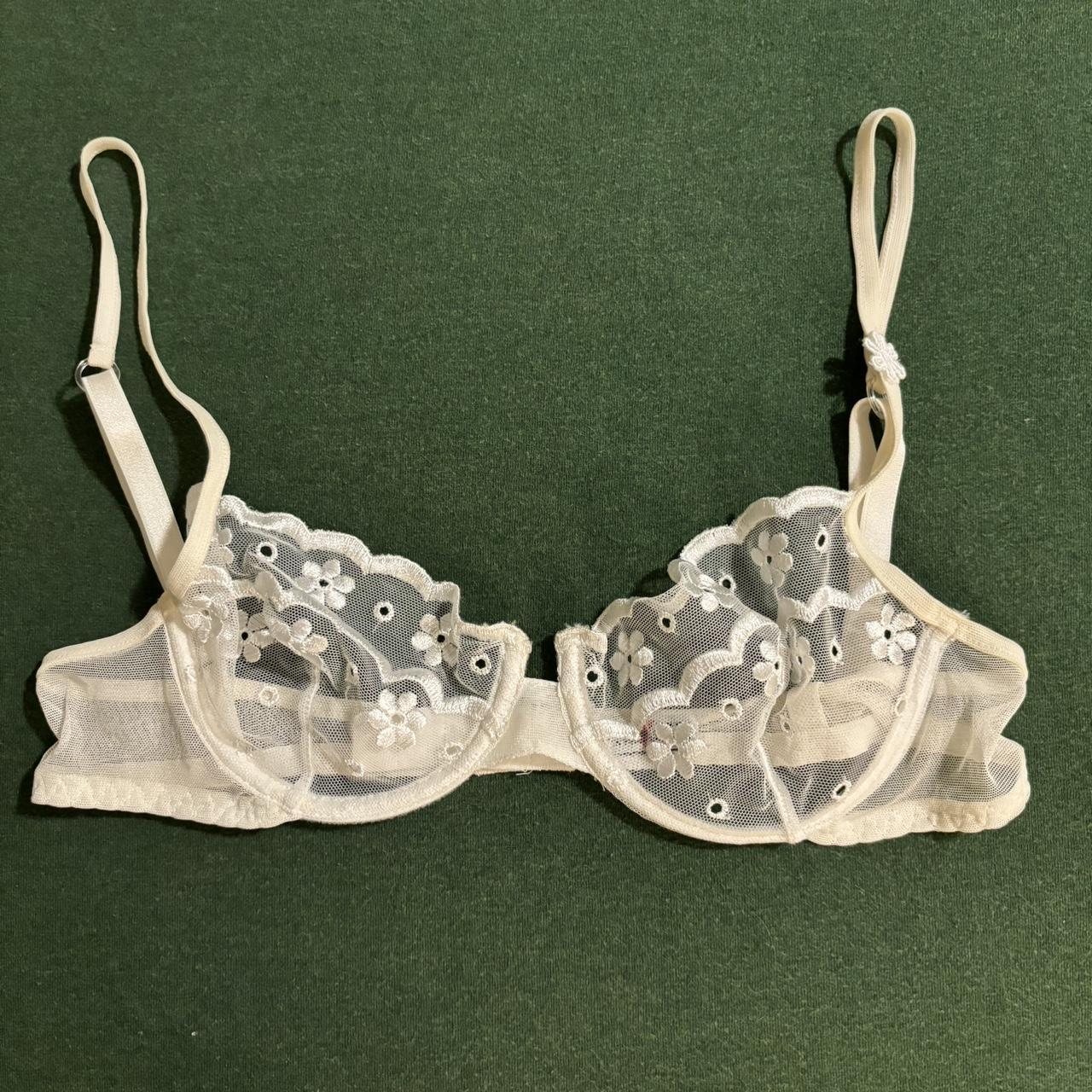 LA PERLA Occhi Verdi white flower eyelet bra 😩 This... - Depop