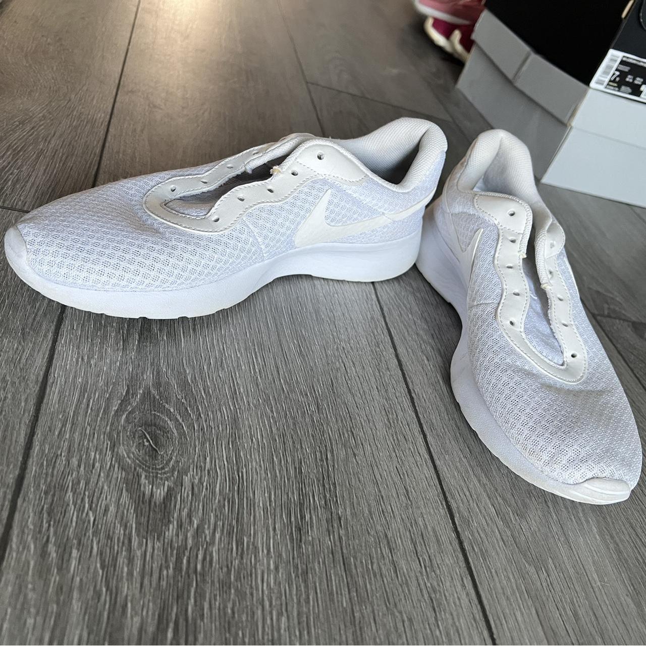 nike white sneakers no laces