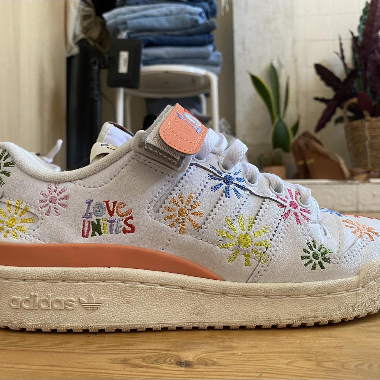 tenis adidas forum low pride love unites