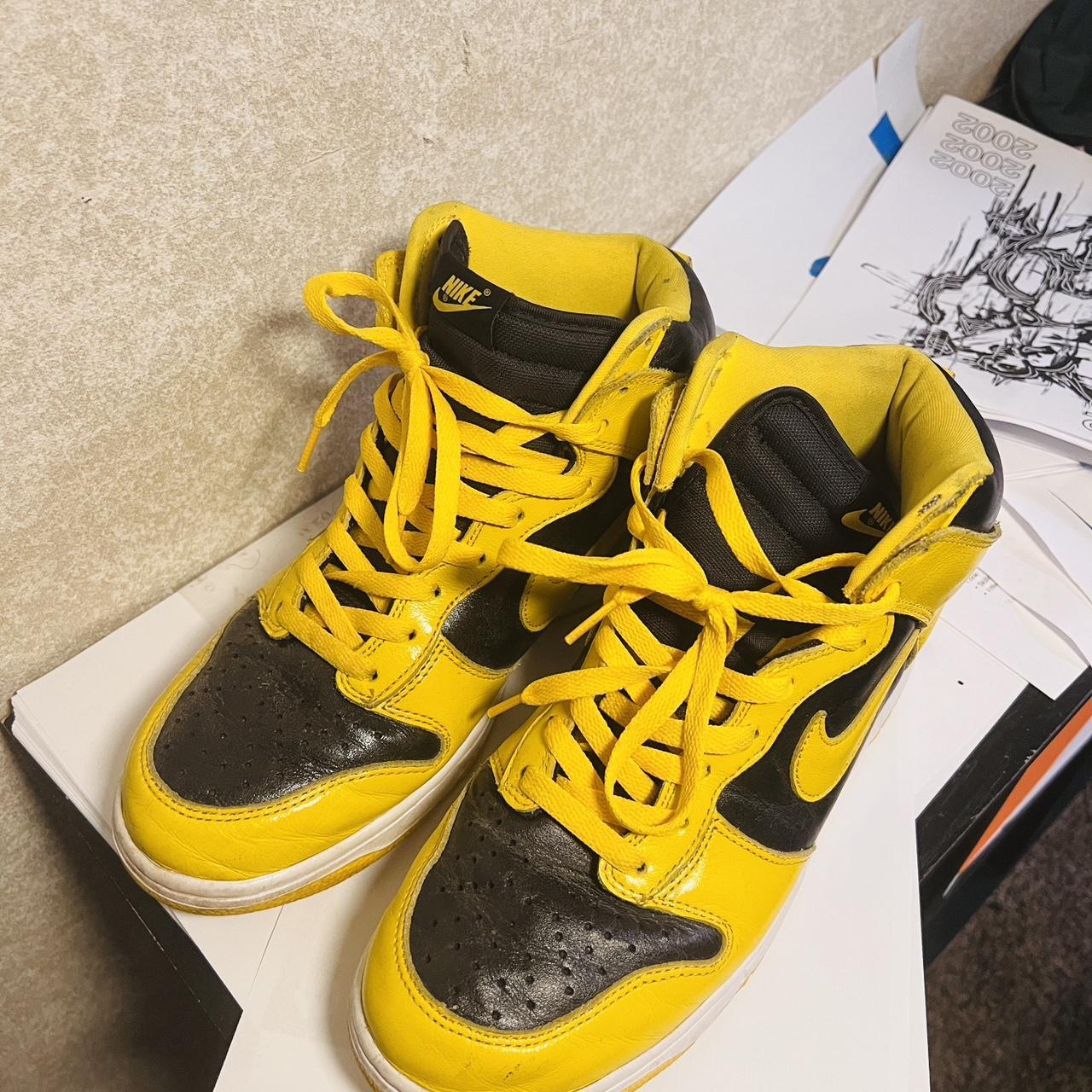 maize dunks on feet
