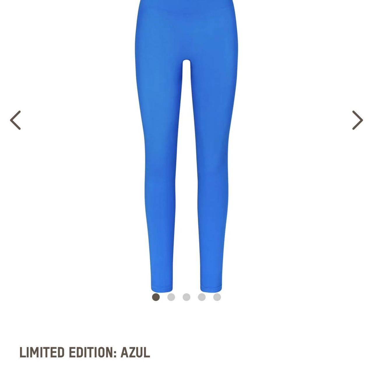 Skims soft smoothing leggings the color Azul