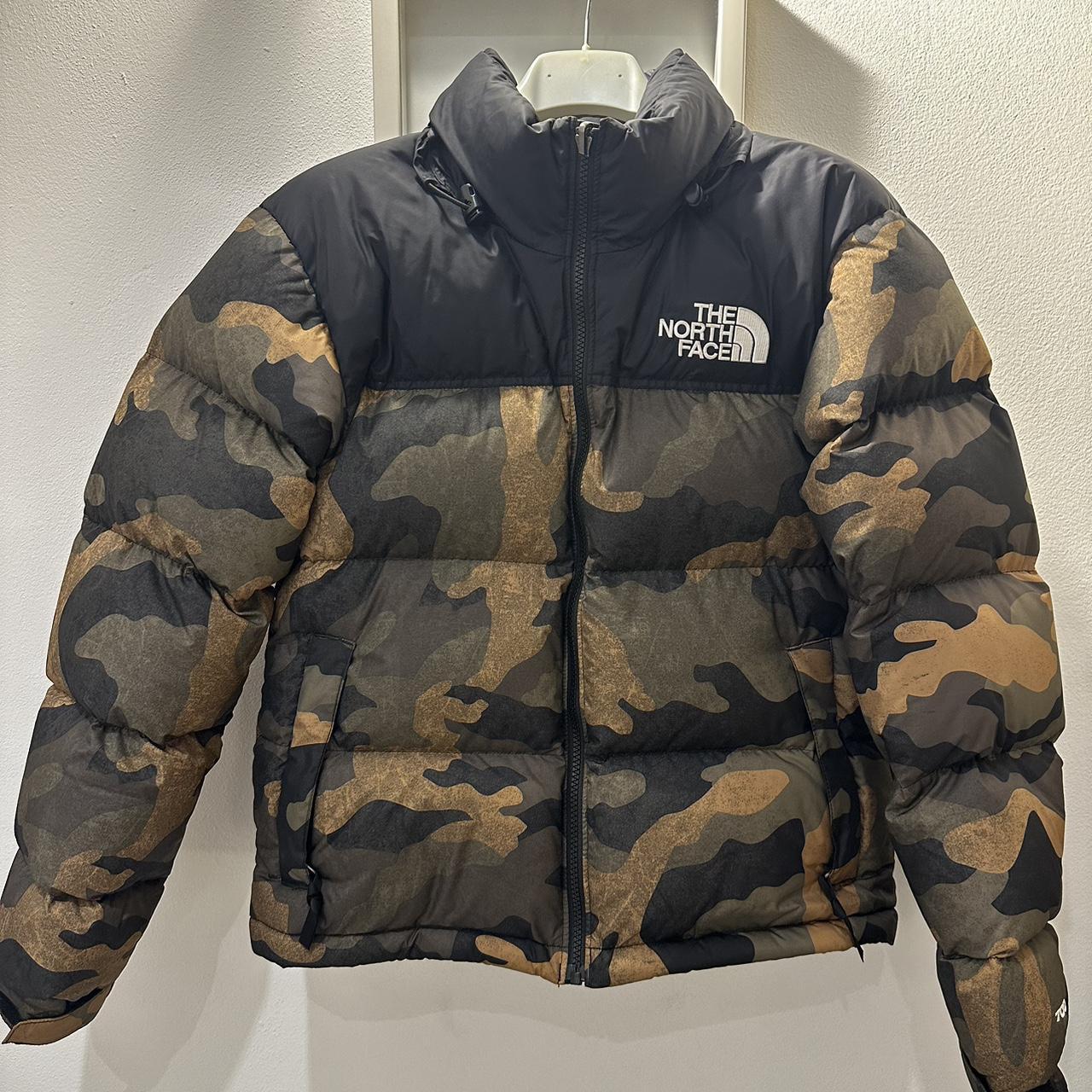 Piumino corto north face camouflage donna - Depop