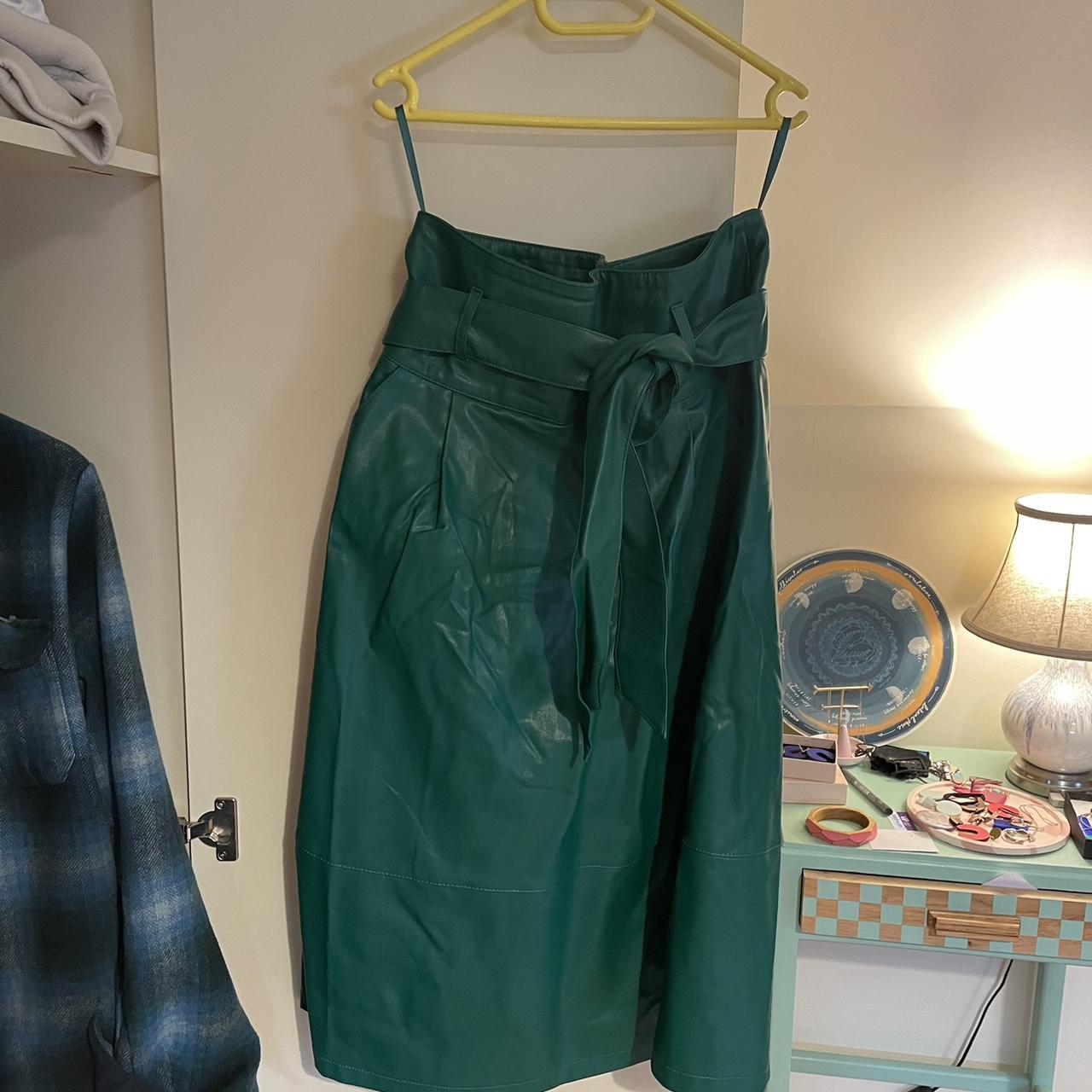 Autumn green skirt size 10. Very flattering in goes Depop