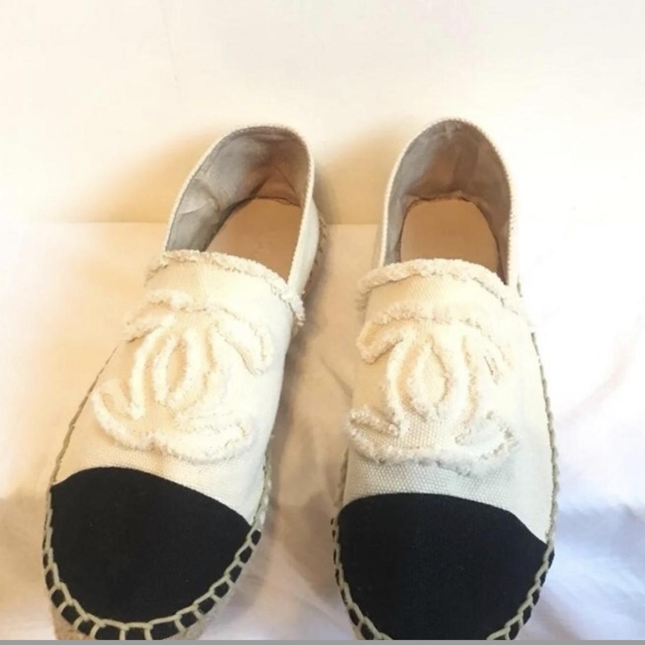 Chanel Women's Cream Slippers | Depop