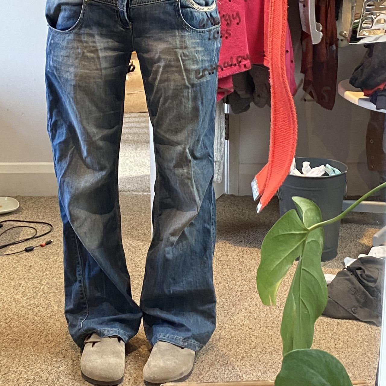 BENCH jeans waist 28 fits a 5’7 model decently baggy... Depop