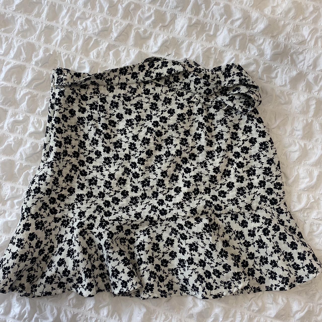 Cameo Rose Skirt Size - 10 Worn a couple times - Depop