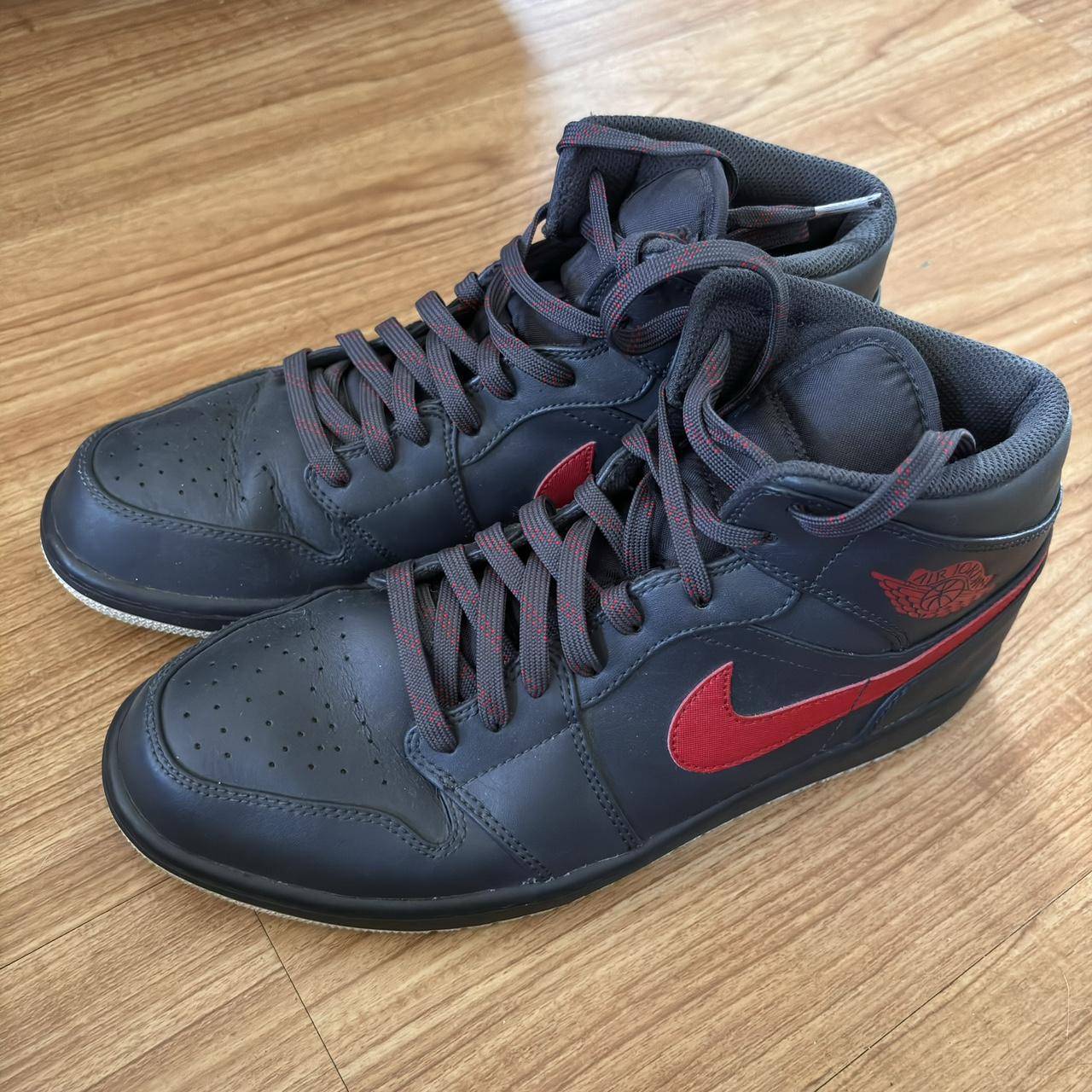 Jordan 1 retro mid anthracite gym red hotsell