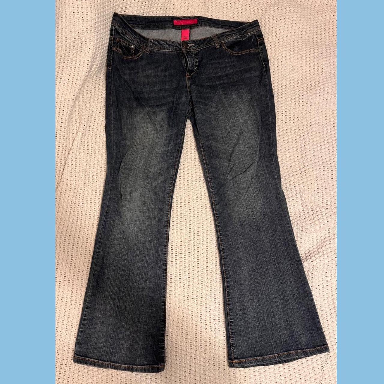 Women’s y2k bootcut/flared jeans Super cute and... - Depop