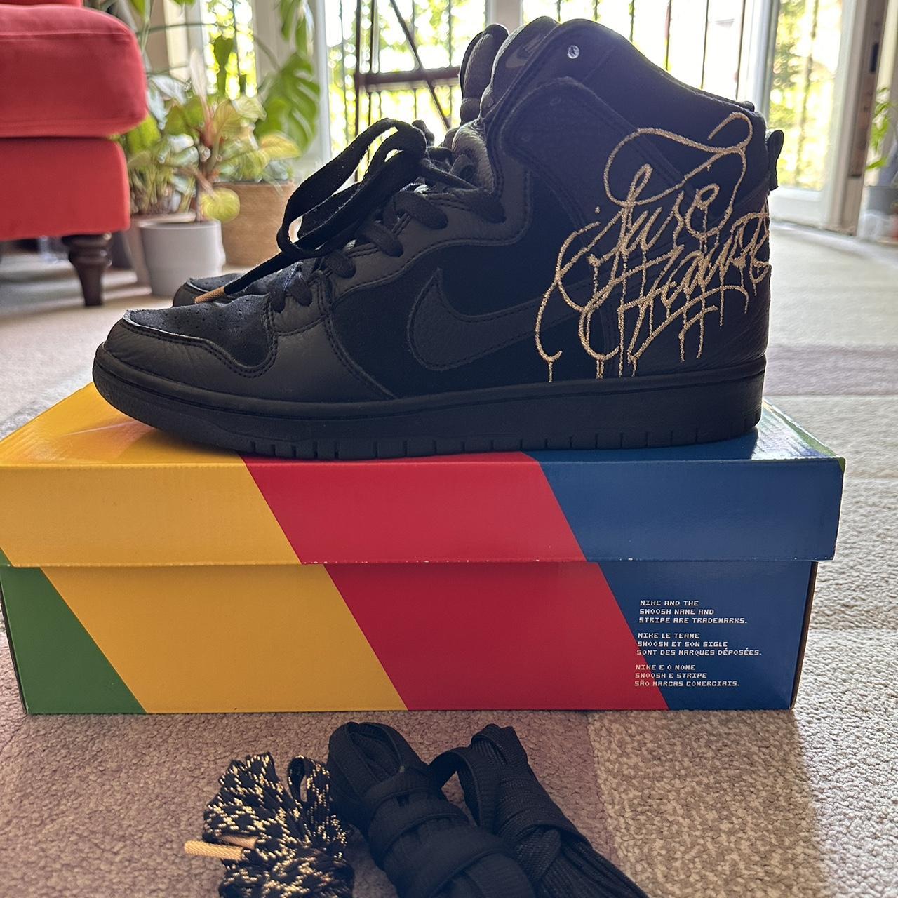 Nike Men's Black and Gold Trainers | Depop