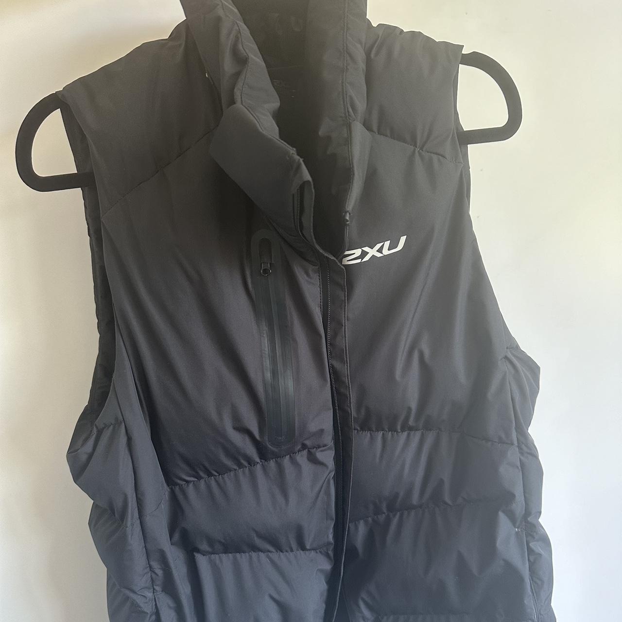 2XU puffer vest is a XL but fits like a M L worn. Depop