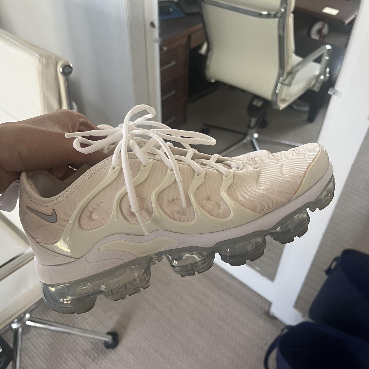 white nike vapormax plus women's