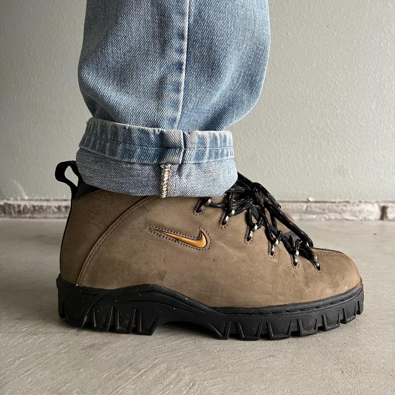 Tan hotsell nike boots