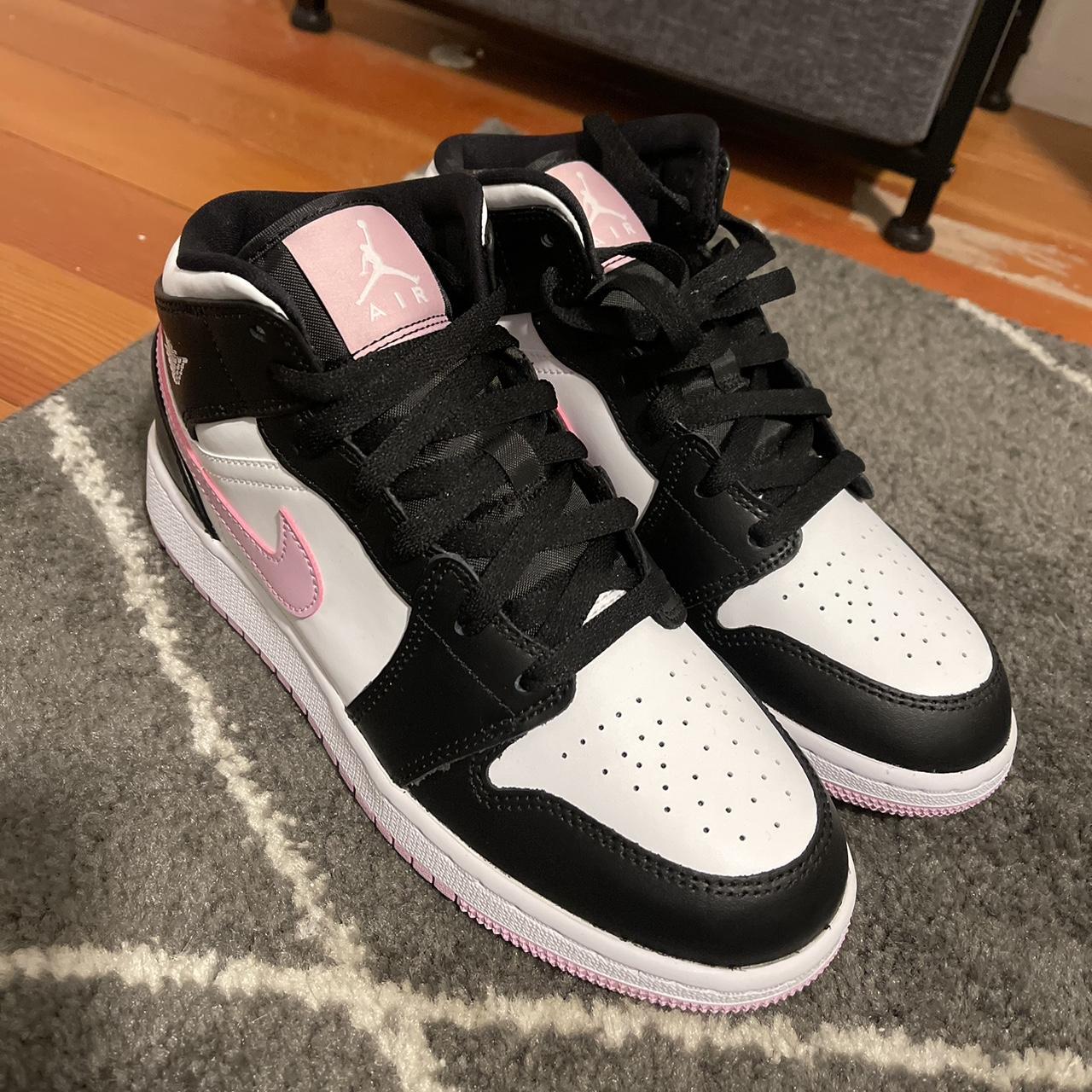 womens black and pink nike trainers