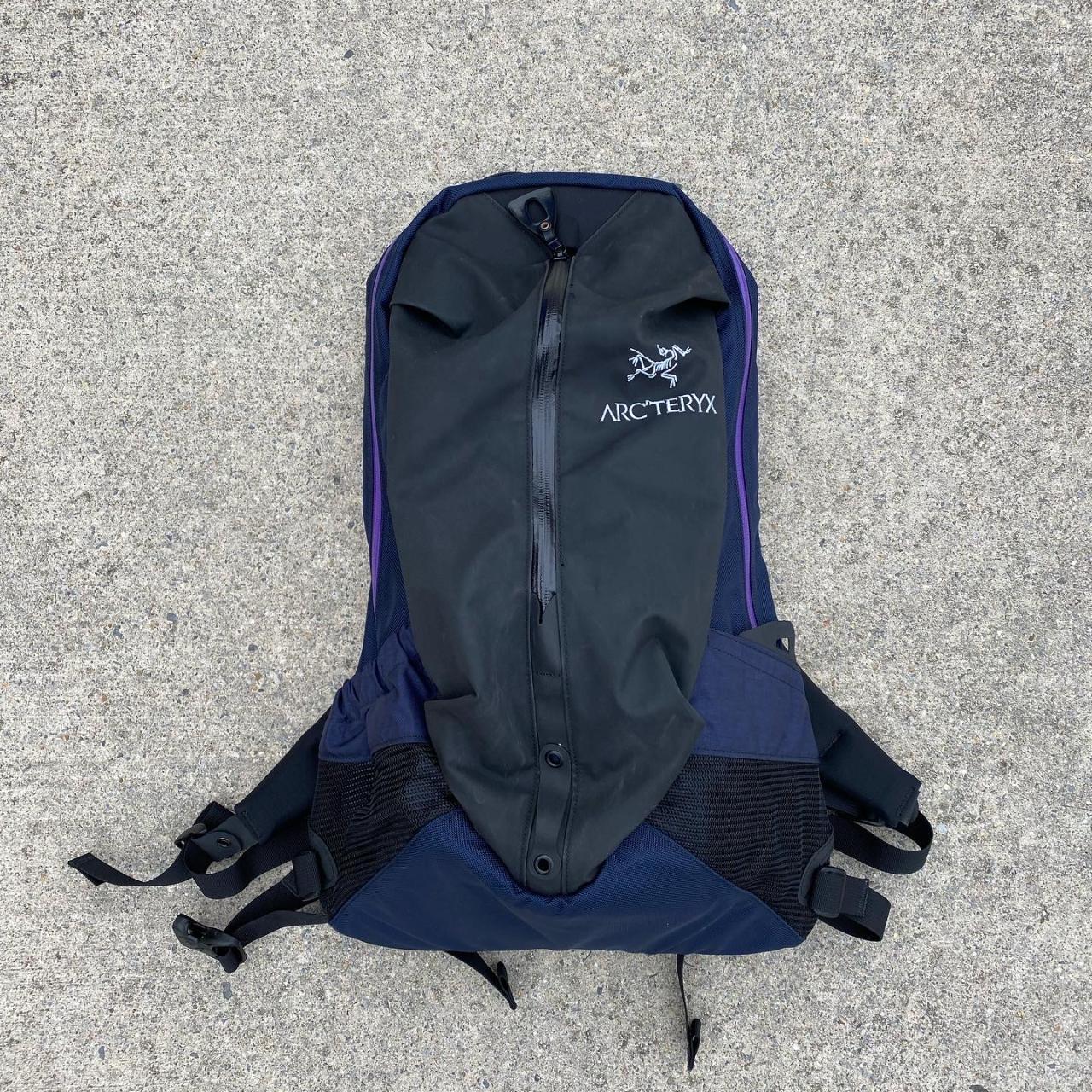 Arcteryx arro 22 shop backpack black sapphire