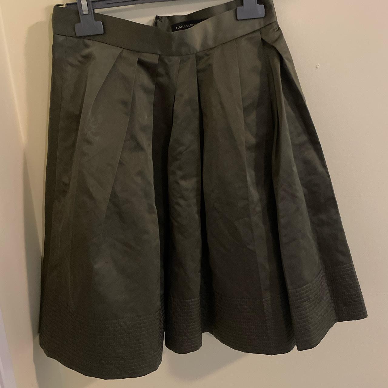 In perfect condition green banana republic skirt Depop