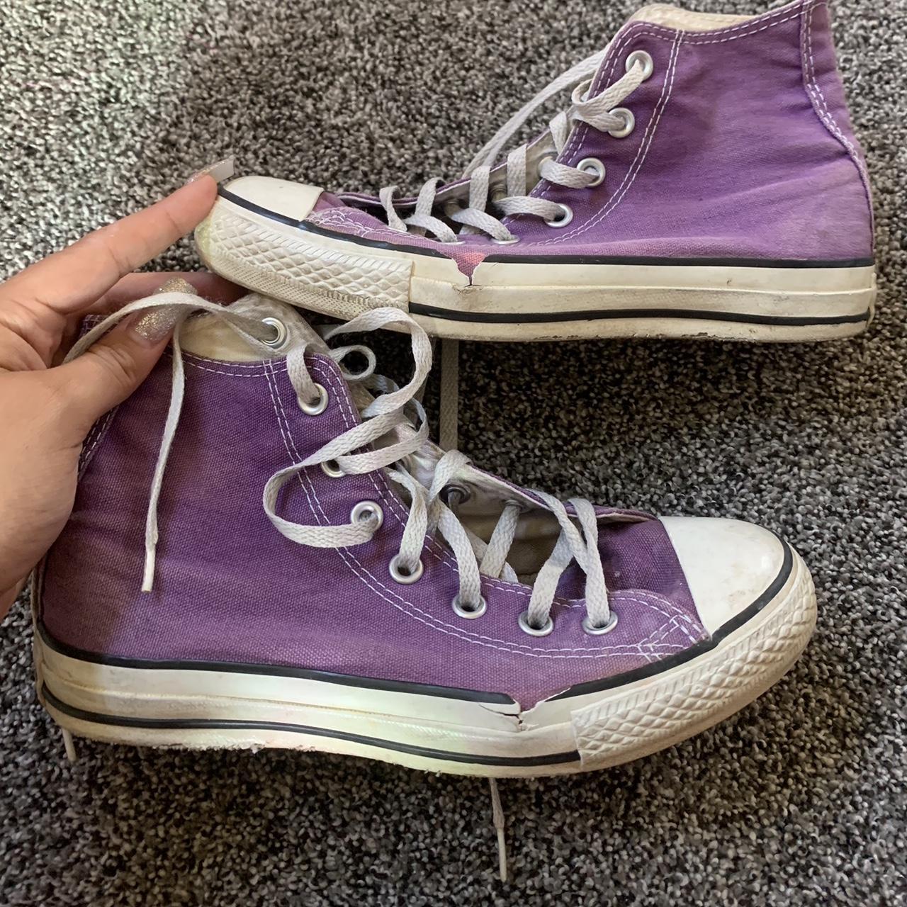 Purple converse Very used - Depop