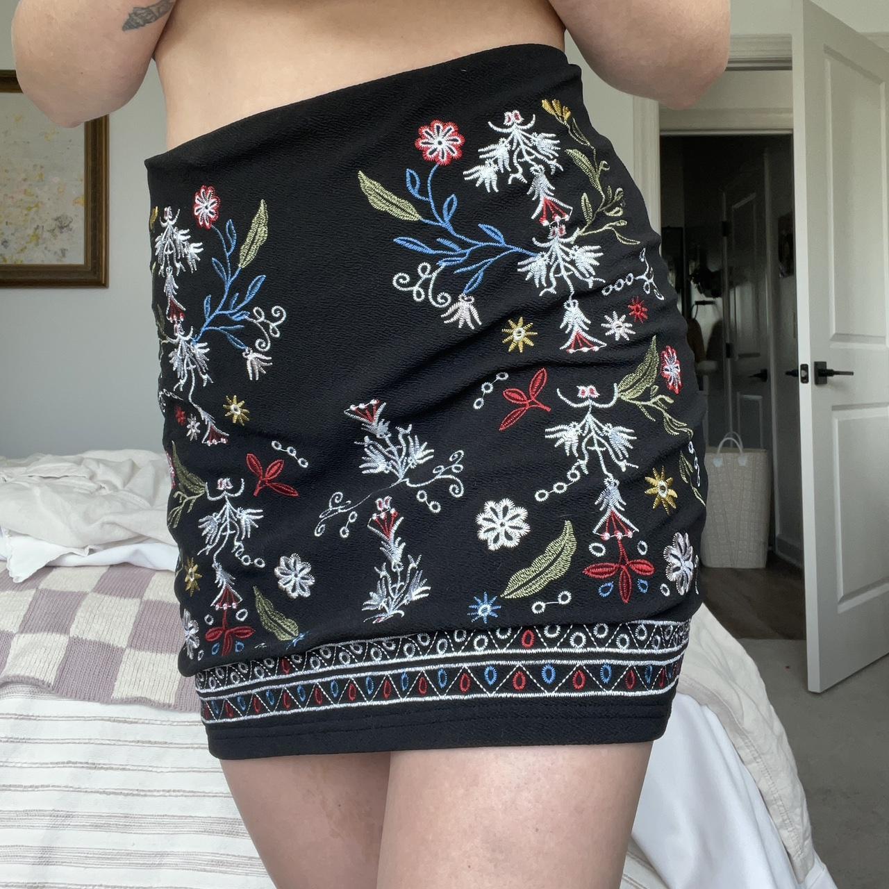 Black floral mini skirt 🌸, Waist is