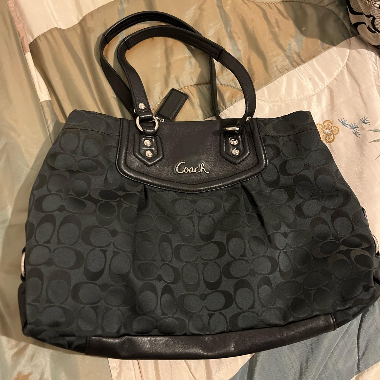 Coach purse with 2025 lots of pockets