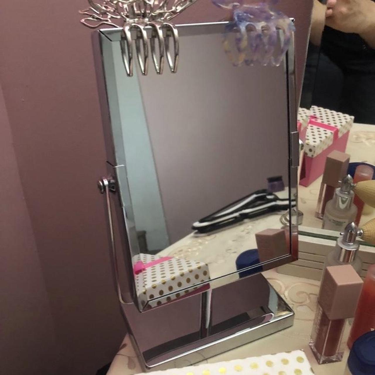 This is a Bino mirror that I hardly use. It’s in... Depop