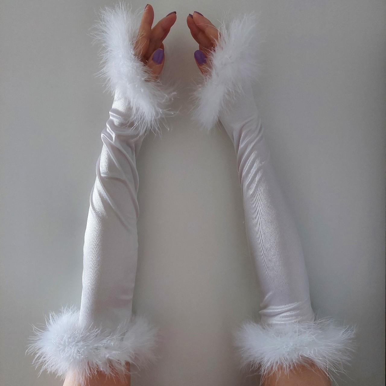 White fur trimmed best sale gloves