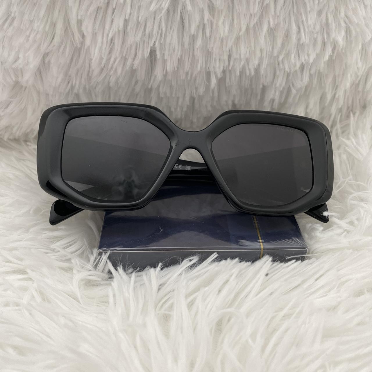 Nelson Mandela Square - Now is the time for big, loud and fun sunglasses  from Sunglass Hut 🕶️ While they work as an everyday staple, oversized  sunglasses are also a statement-making accessory.