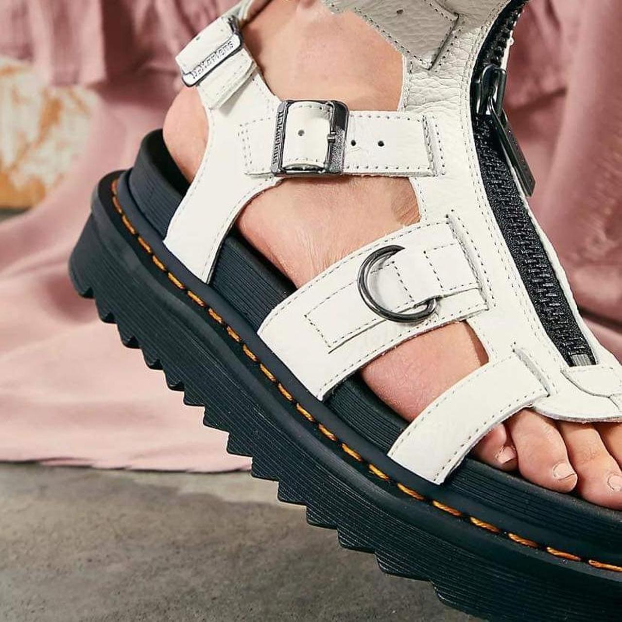 Dr Martens★OLSON ZIPPED LEATHER ストラップ サンダル★BLACK Dr. Martens Olson Zipped Leather Strap Sandals - Women's