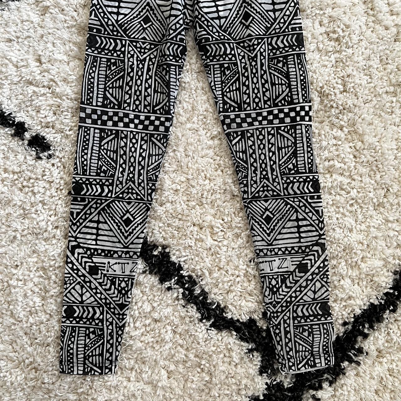 Aztec-printed-leggings.  Outfits with leggings, Leggings fashion