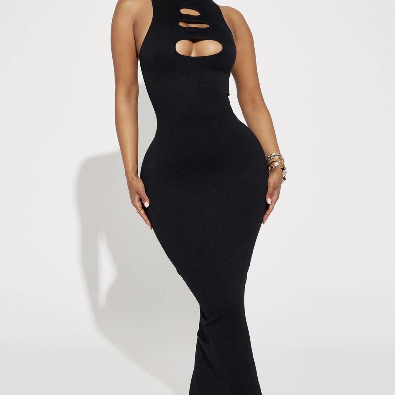 Give real baddie vibes in this black bodycon dress