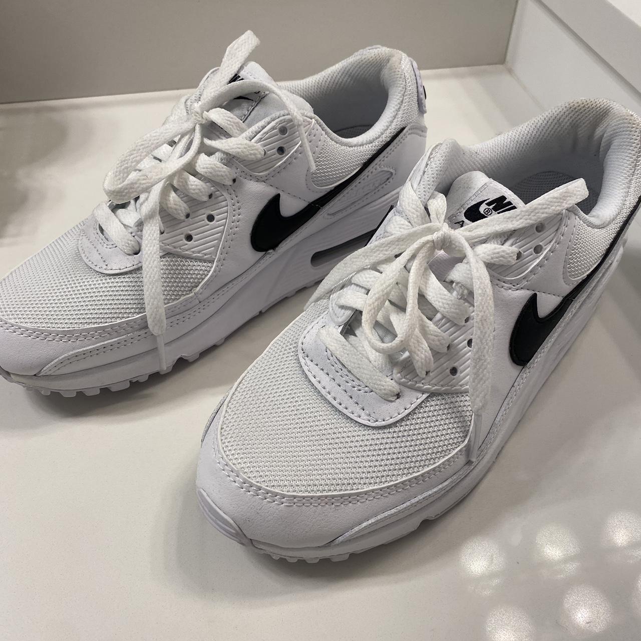 Nike Women's White and Black Trainers | Depop