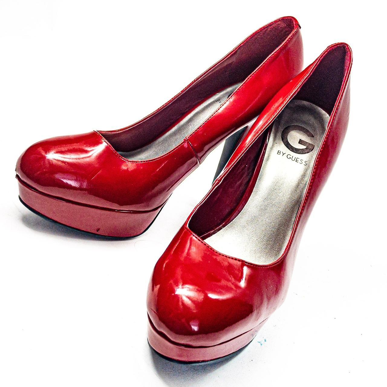 Guess on sale red pumps