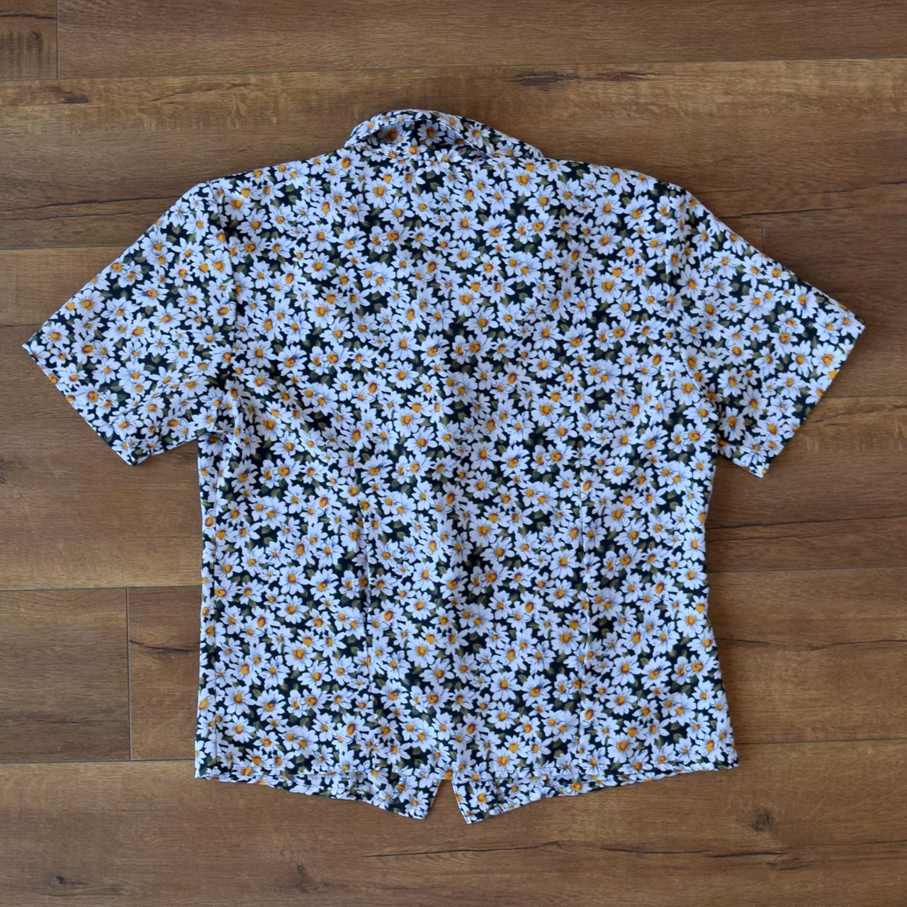 vintage daisy floral print 90s button down... Depop
