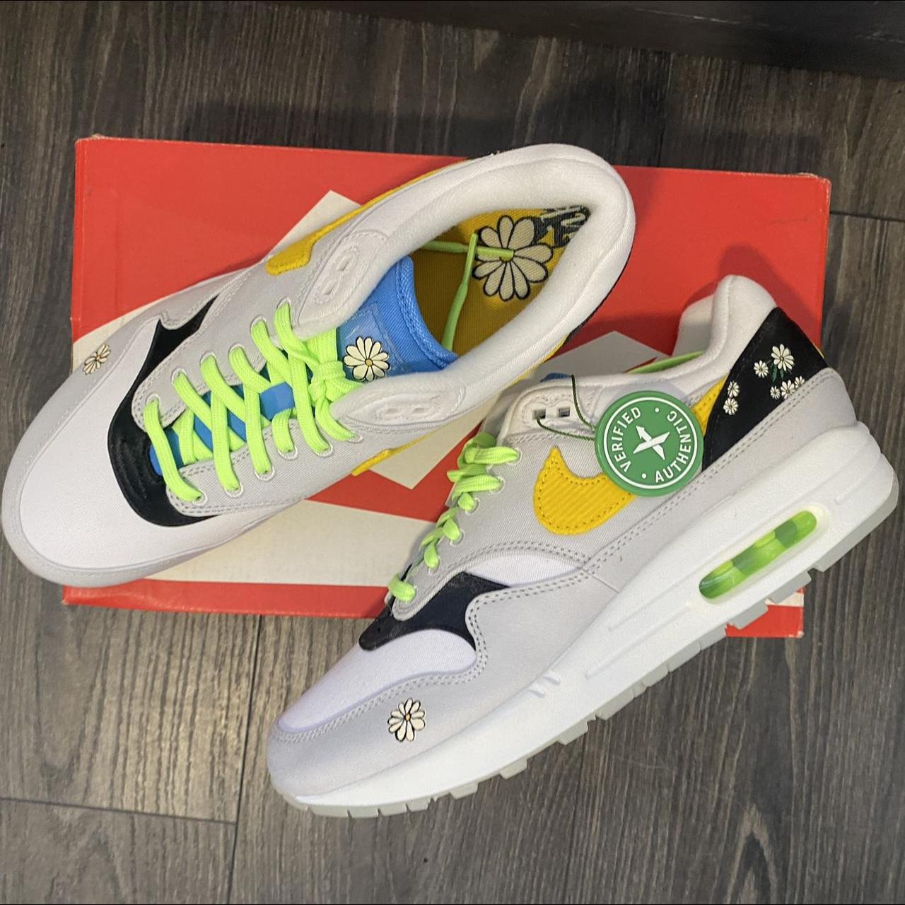 air max 1 daisy on feet