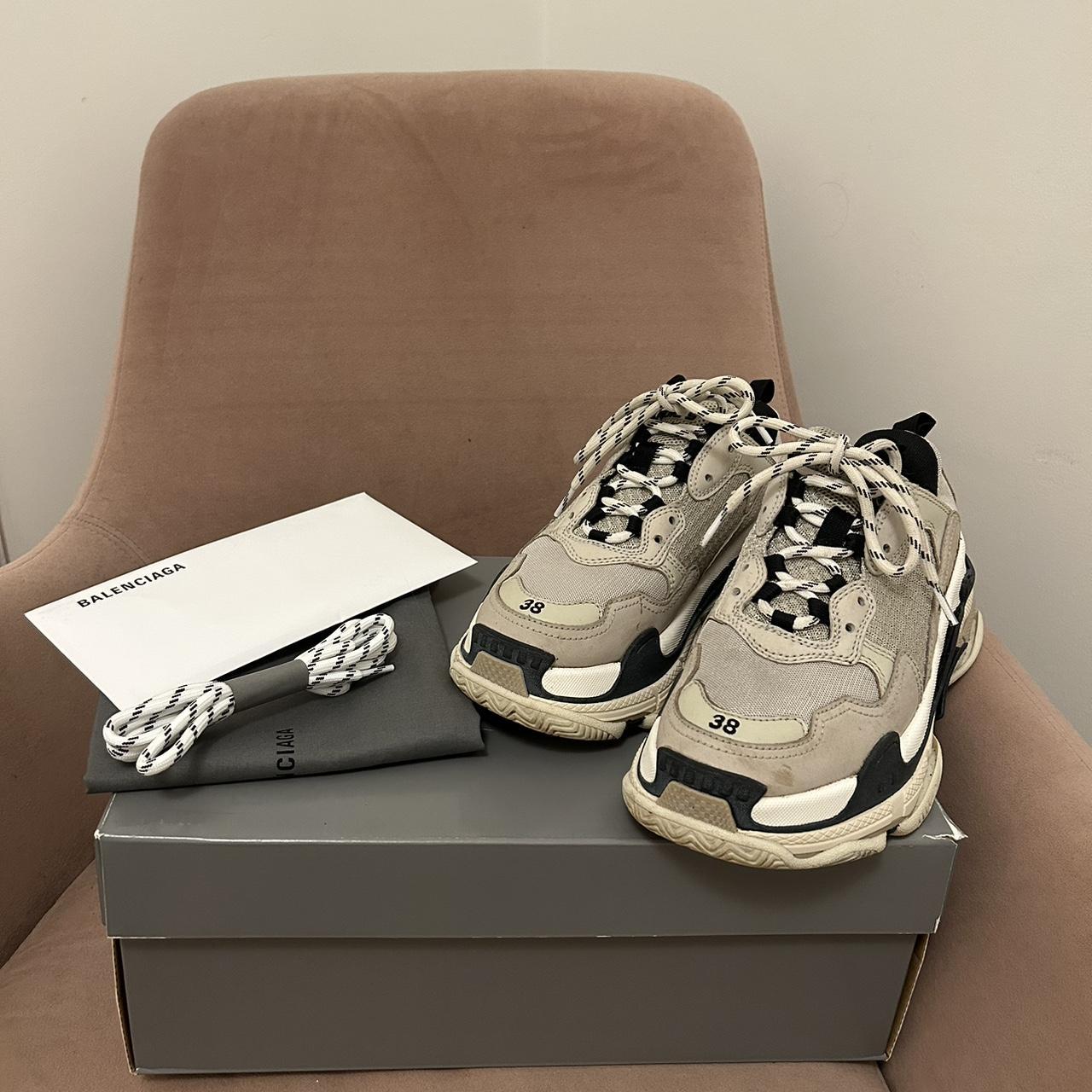 Balenciaga triple s hot sale trainers vanille