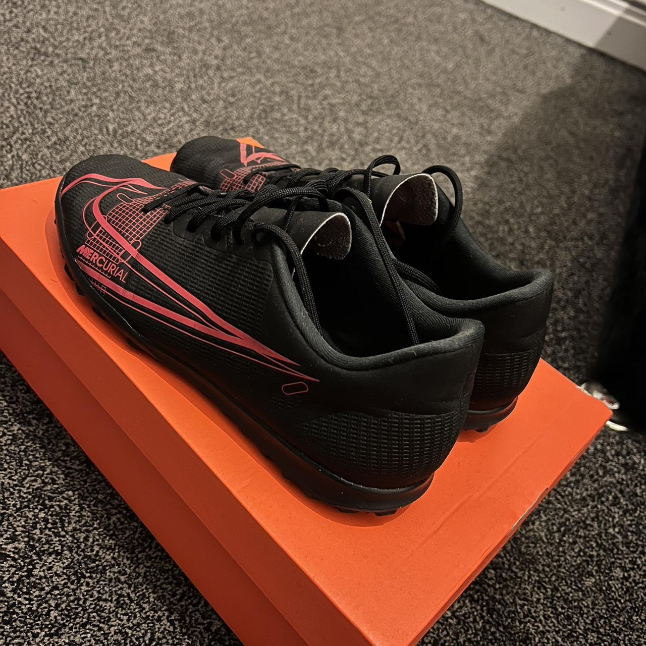 mens black and red nike trainers